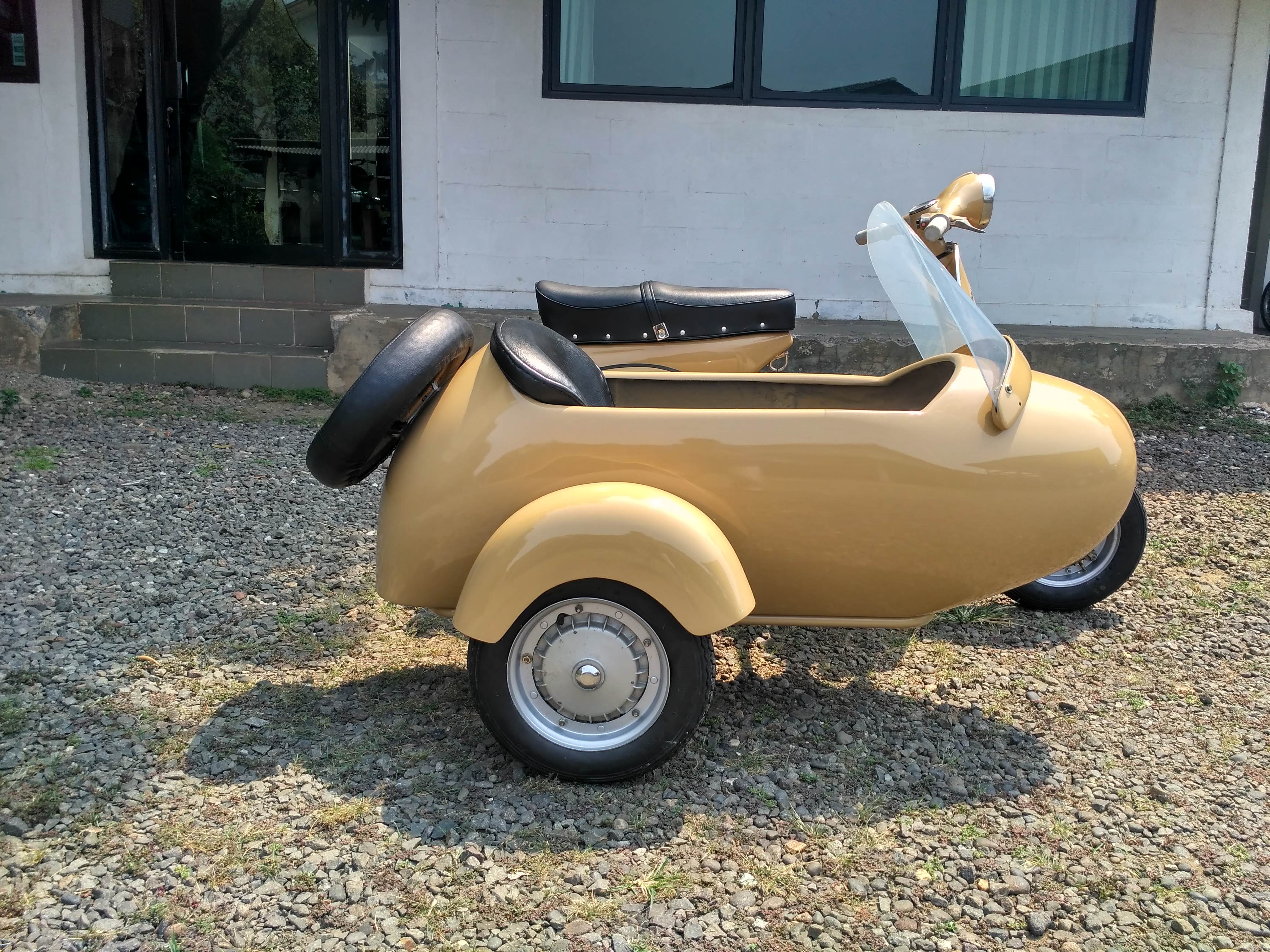 Vespa 150 with Sidecar Brown – rear angle